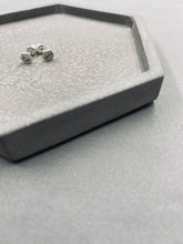 將圖片載入圖庫檢視器 Small hexagon Minimalist Earring Stud