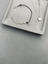 將圖片載入圖庫檢視器 Classic Disc Charm Half Silver String Bracelet
