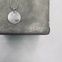 ๅฐๅ็่ผๅ
ฅๅๅบซๆชข่ฆๅจ Classic Silver Disc charm Necklace