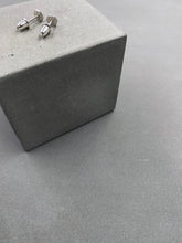 將圖片載入圖庫檢視器 Small hexagon Minimalist Earring Stud