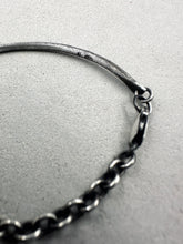 將圖片載入圖庫檢視器 Textured Trust Half Cuff Bracelet
