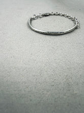 將圖片載入圖庫檢視器 Textured Trust Half Cuff Bracelet

