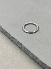 將圖片載入圖庫檢視器 Classic 2mm Round Band Ring
