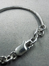 將圖片載入圖庫檢視器 Textured Trust Half Cuff Bracelet
