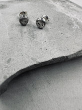 將圖片載入圖庫檢視器 Stone Textured Flat Earrings Stud⁣
