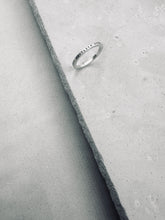 將圖片載入圖庫檢視器 Classic Flat Band You Complete Me Ring
