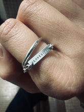 將圖片載入圖庫檢視器 Lovesick Bar Charm Link Ring
