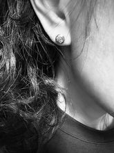 將圖片載入圖庫檢視器 Stone Textured Flat Earrings Stud⁣
