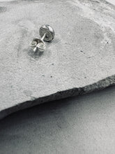 將圖片載入圖庫檢視器 Stone Textured Flat Earrings Stud⁣
