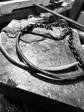 將圖片載入圖庫檢視器 Textured Trust Half Cuff Bracelet
