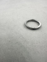 將圖片載入圖庫檢視器 Classic Textured Flat Band Ring
