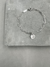 將圖片載入圖庫檢視器 Classic Textured Disc Charm Bracelet
