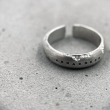 將圖片載入圖庫檢視器 Torn Open Round Textured Ring
