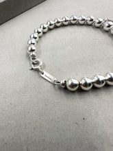 將圖片載入圖庫檢視器 Classic Disc Charm 6mm Bead Bracelet
