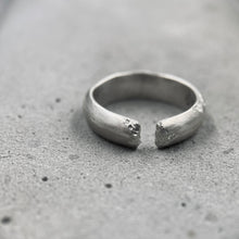 將圖片載入圖庫檢視器 Torn Open Round Textured Ring
