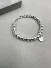 將圖片載入圖庫檢視器 Classic Disc Charm 6mm Bead Bracelet
