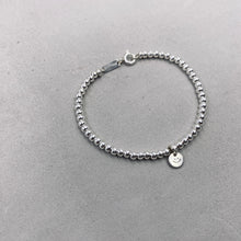 將圖片載入圖庫檢視器 Classic Disc Charm 3mm Bead Bracelet
