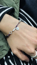 將影片載入圖庫檢視器並播放，Iridescent Bead Half Crystal Disc Charm Bracelet
