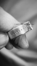 將影片載入圖庫檢視器並播放，Torn Wide Textured Ring
