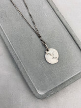 將圖片載入圖庫檢視器 Torn Textured Disc Charm Necklace
