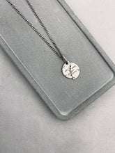 將圖片載入圖庫檢視器 Torn Textured Disc Charm Necklace
