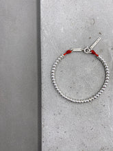 將圖片載入圖庫檢視器 Iridescent Bead Bar Charm Bracelet
