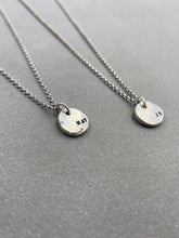 將圖片載入圖庫檢視器 Stone Smiley Face Silver Necklace
