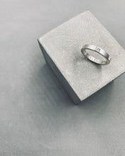 將圖片載入圖庫檢視器 Flower Symbol Thin Silver Ring
