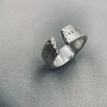 將圖片載入圖庫檢視器 Torn Wide Textured Ring
