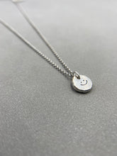 將圖片載入圖庫檢視器 Stone Smiley Face Silver Necklace
