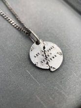 將圖片載入圖庫檢視器 Torn Textured Disc Charm Necklace
